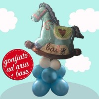 composizione con palloncino cavallo a dondolo blu