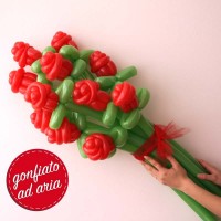 rose rosse con palloncini