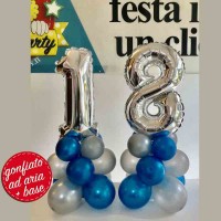 centrotavola palloncini numero 18 medio blu e argento