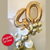 composizione tavolo 40 anni palloncini oro e bianco