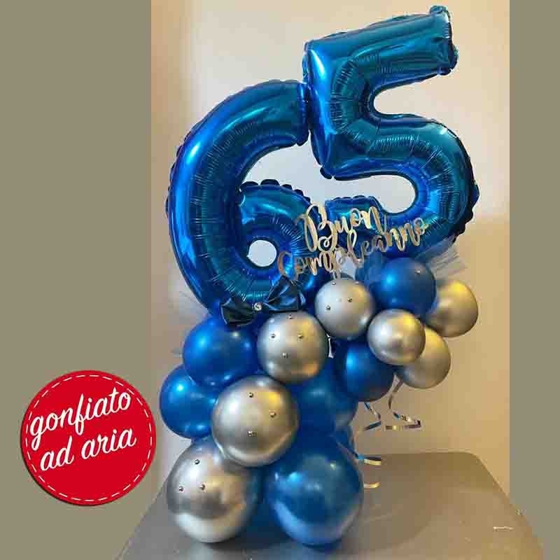 centrotavola numero 65 con palloncini